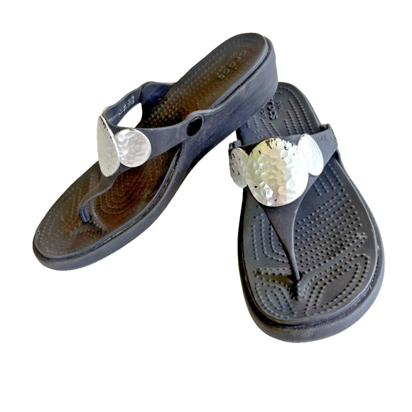 Crocs Sanrah Black Wedge Sandals Hammered Silver Disc Accent Womens Size 9 - Picture 1 of 9
